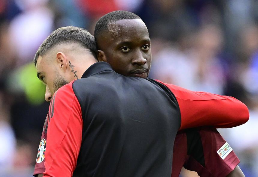 Zeno Debast e Doni Lukebakio abraçados na Bélgica