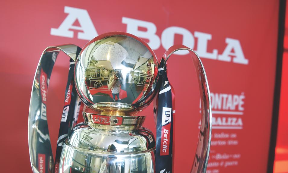 Este troféu, que esteve exposto na redação de A BOLA, vai ser entregue ao final da tarde ao novo campeão nacional. Foto Miguel Nunes