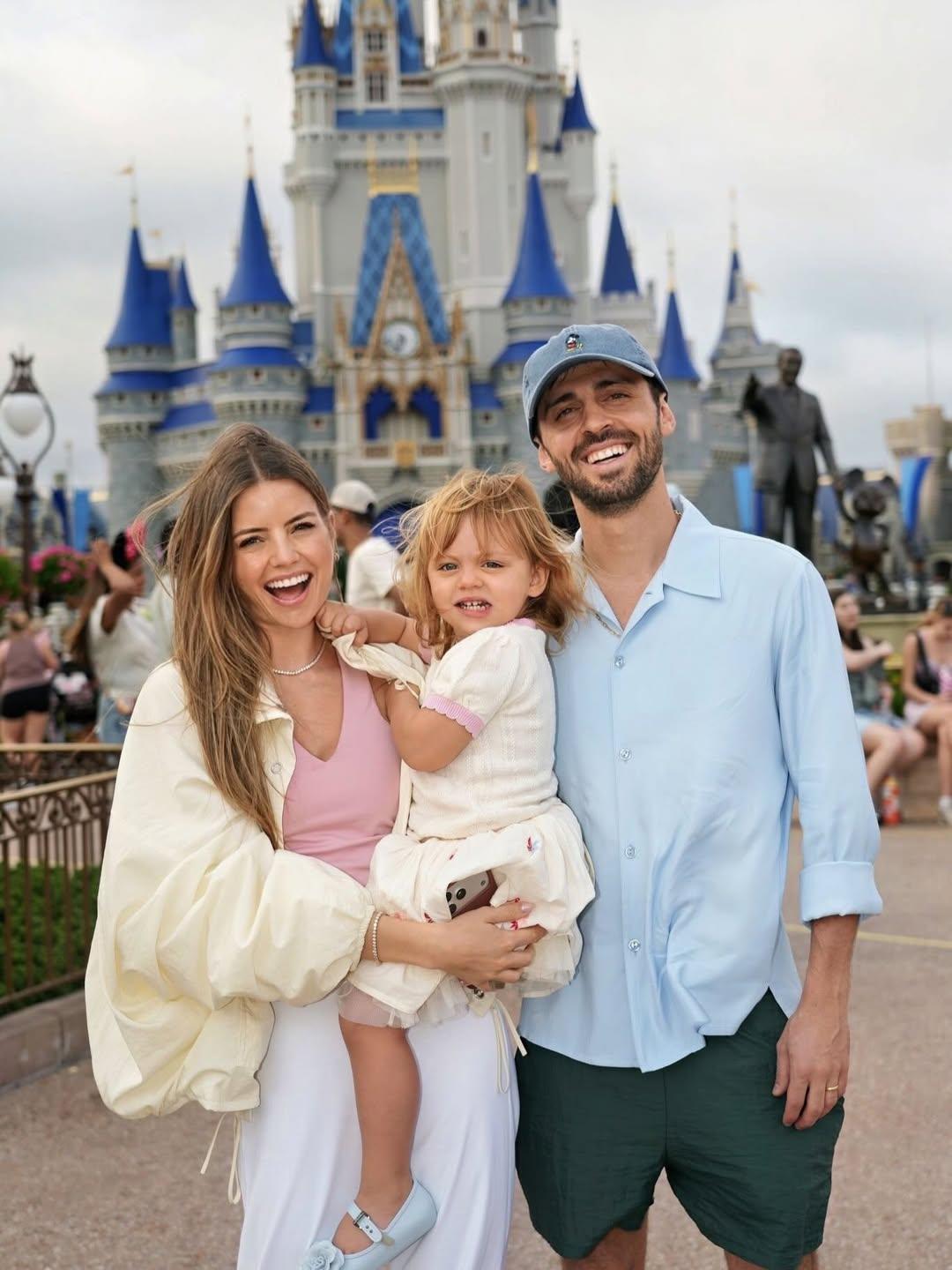 Bernardo Silva, Inês Degener Tomaz e a filha Carlota (Foto: Inês Degener Tomaz/Instagram)