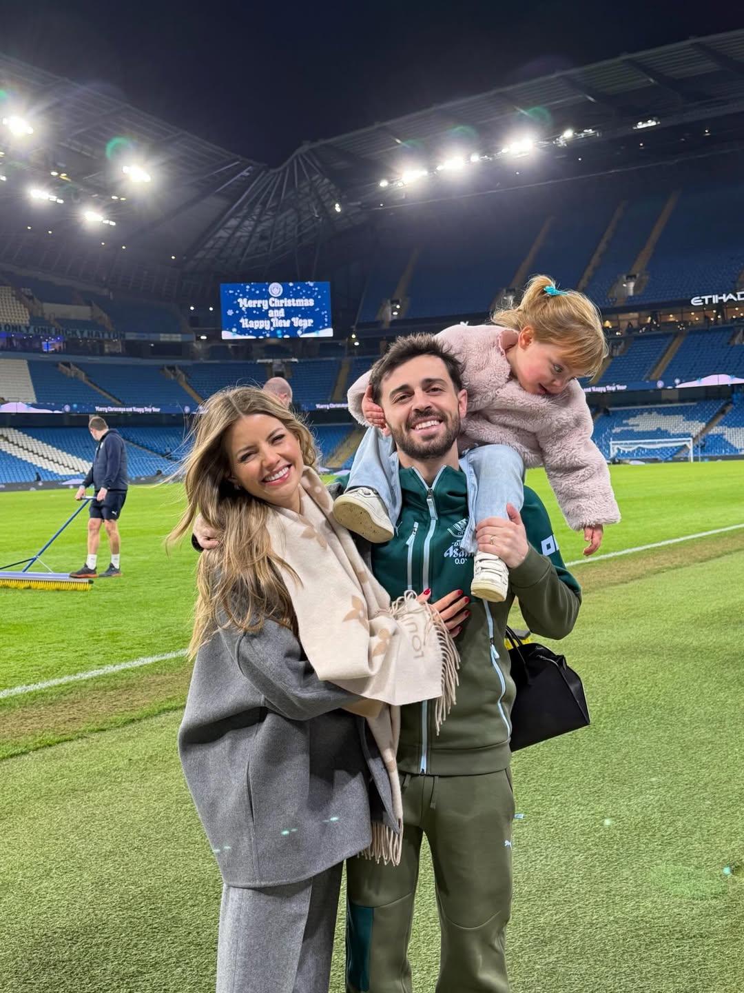 Bernardo Silva, Inês Degener Tomaz e a filha Carlota (Foto: Inês Degener Tomaz/Instagram)