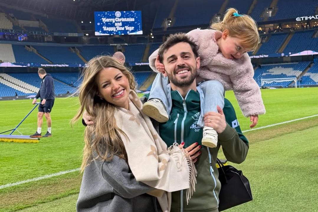 Bernardo Silva, Inês Degener Tomaz e a filha Carlota (Foto: Inês Degener Tomaz/Instagram)