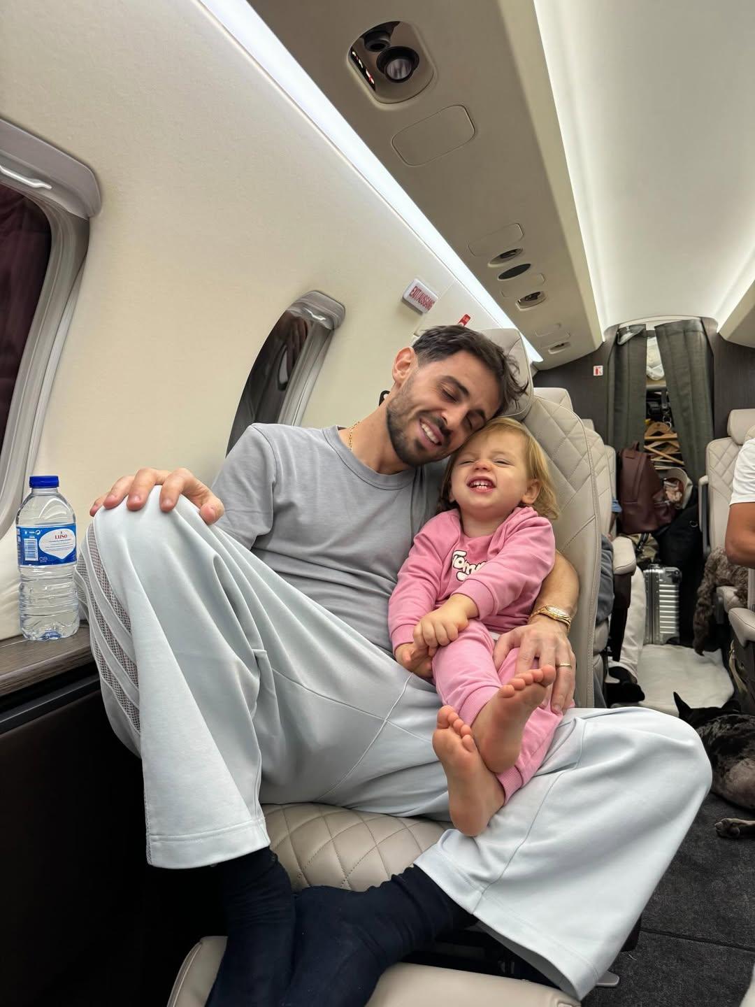 Bernardo Silva e a filha Carlota (Foto: Inês Degener Tomaz/Instagram)