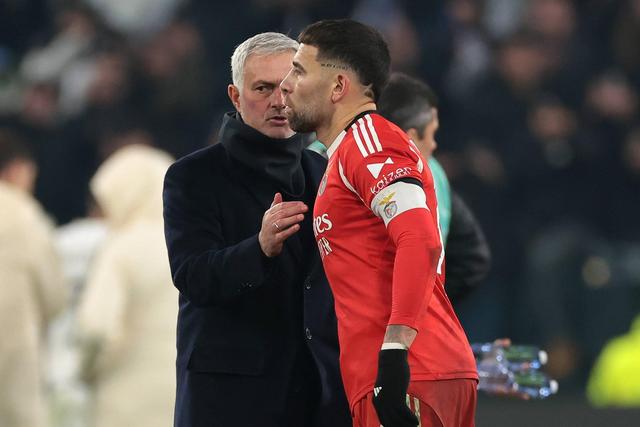 José Mourinho e Otamendi, treinador e central do Benfica (foto: Imago)