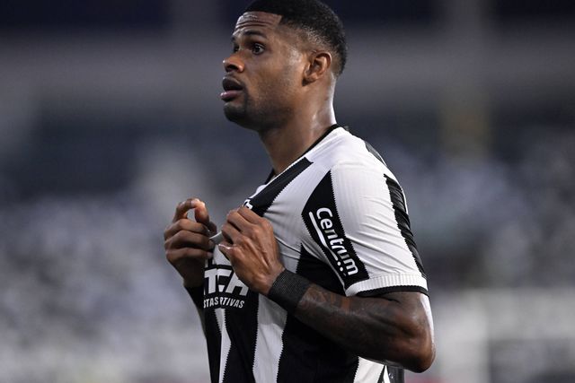 Botafogo de Artur Jorge segura avançado e provoca rival