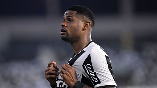 Botafogo de Artur Jorge segura avançado e provoca rival