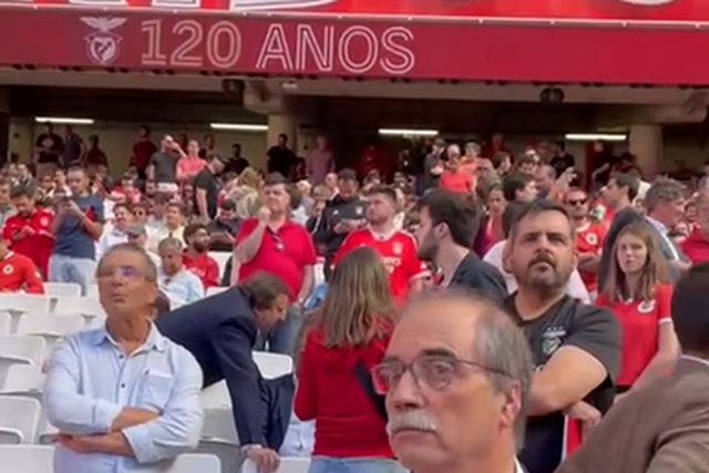 Bancadas da Luz cheias enquanto se aguarda o resultado da votação