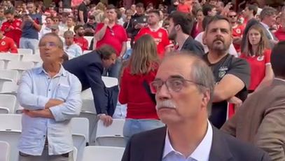 Bancadas da Luz cheias enquanto se aguarda o resultado da votação