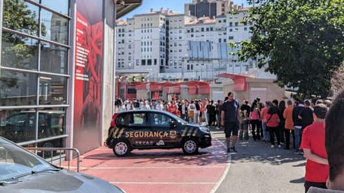 Grande afluência de sócios adia início da AG do Benfica