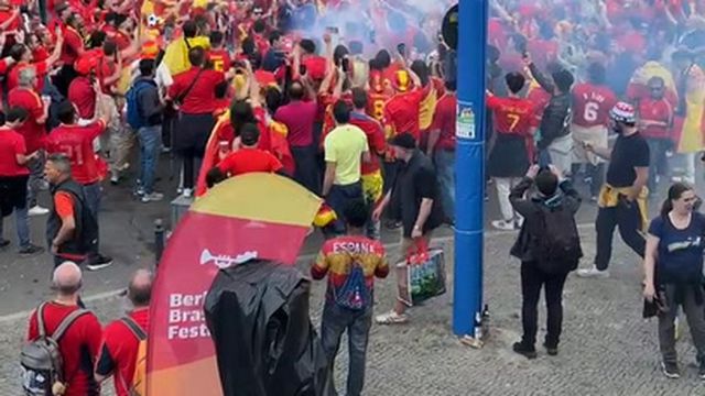 Adeptos espanhóis aquecem as vozes antes da Croácia