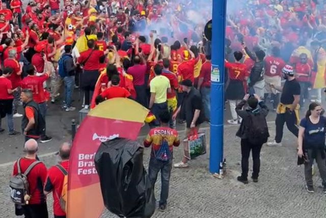 Adeptos espanhóis aquecem as vozes antes da Croácia