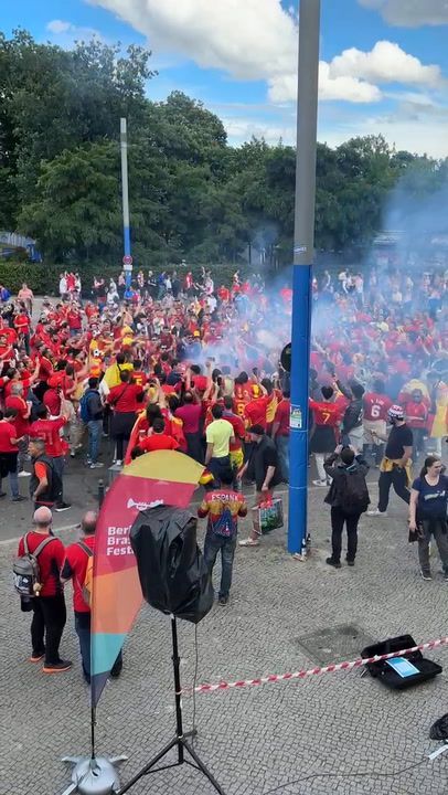 Adeptos espanhóis aquecem as vozes antes da Croácia