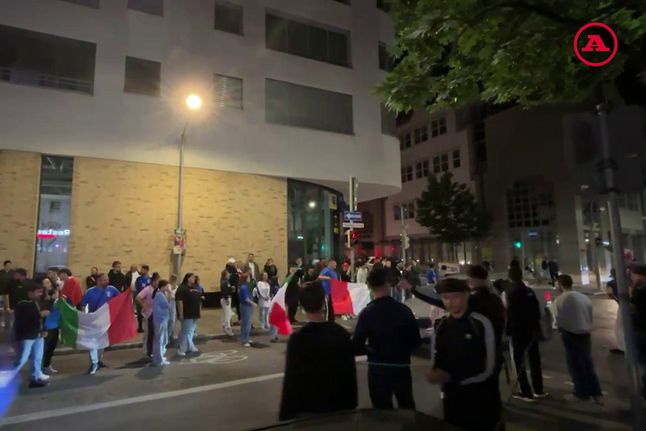 Festa 'rija' dos adeptos italianos após reviravolta sobre a Albânia