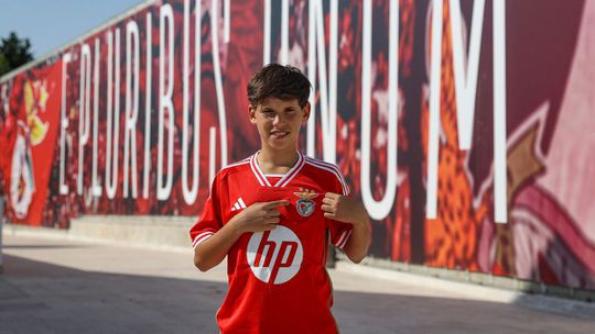 Médio de 14 anos assina contrato de formação com o Benfica