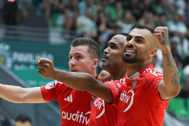 Benfica critica arbitragem do dérbi: «Critérios disciplinares díspares»