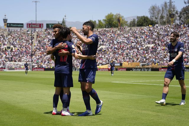 Gonçalo Ramos e Doué a celebrarem o golo de Vitinha