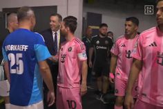 O cumprimento de Messi a Pepe no arranque do Mundial de Clubes