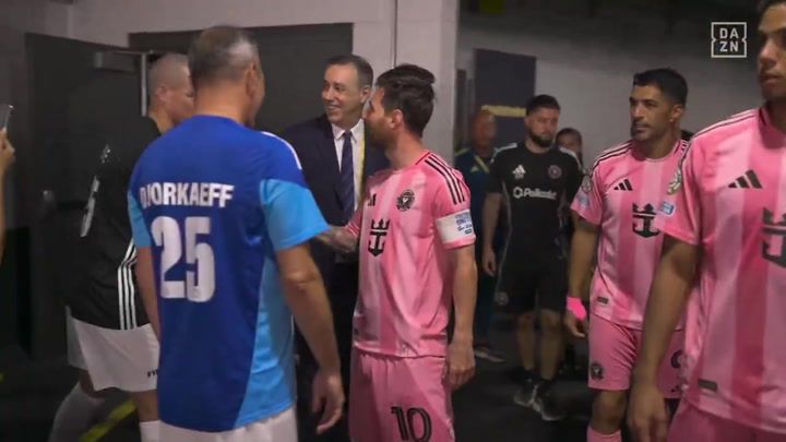 O cumprimento de Messi a Pepe no arranque do Mundial de Clubes