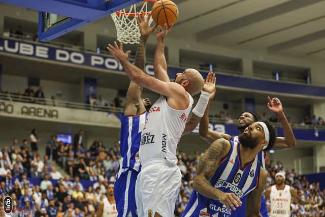 FC Porto-Benfica: já se joga o 4.º período e... 'cheira' a campeão 