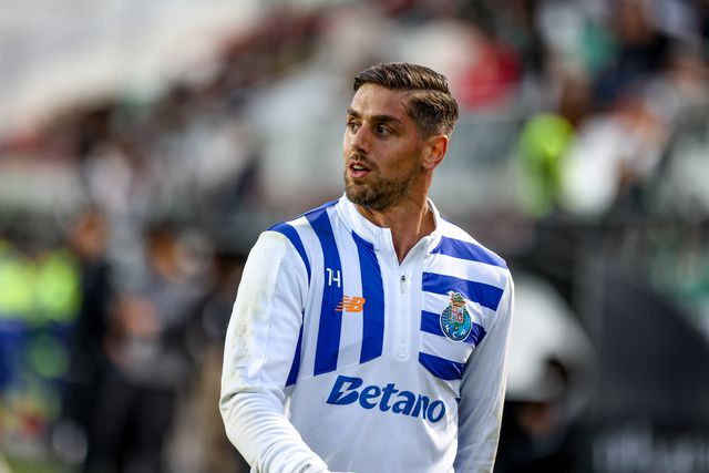 Guarda-redes do FC Porto já aquecem