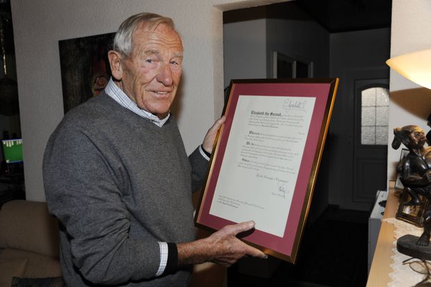 Bert Trautmann foi condecorado com a Ordem do Império Britânico pela rainha Isabel II (IMAGO)