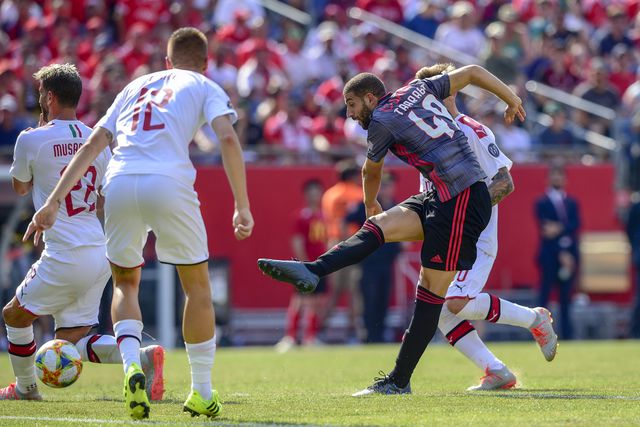 Taarabt fez o golo do triunfo encarnado frente ao Milan, em 2019 (Sérgio Miguel Santos)