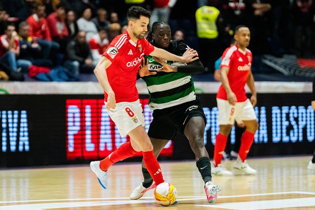 Mais forte nos penáltis, Benfica coloca-se na frente na luta pelo título