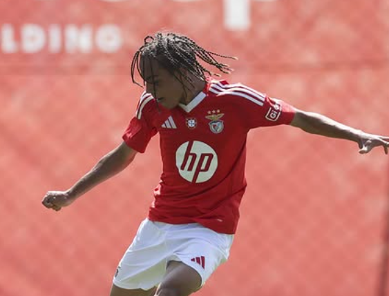Extremo do Benfica serviu 'cabrito' no clássico do título de sub-17 (vídeo)