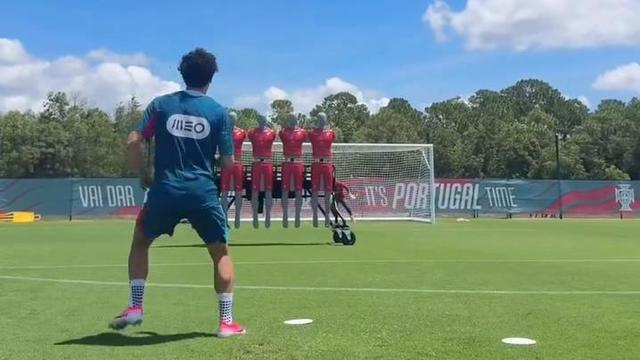 Vitinha a treinar para 'ameaçar' Ronaldo?