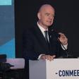 Infantino defende Mbappé e condena racismo de senadora paraguaia