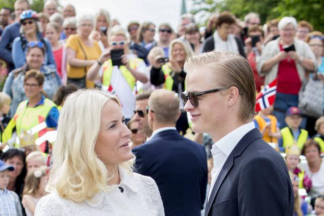Mette-Marit e o filho Marius Borg Hoiby, enteado do príncipe herdeiro da Noruega