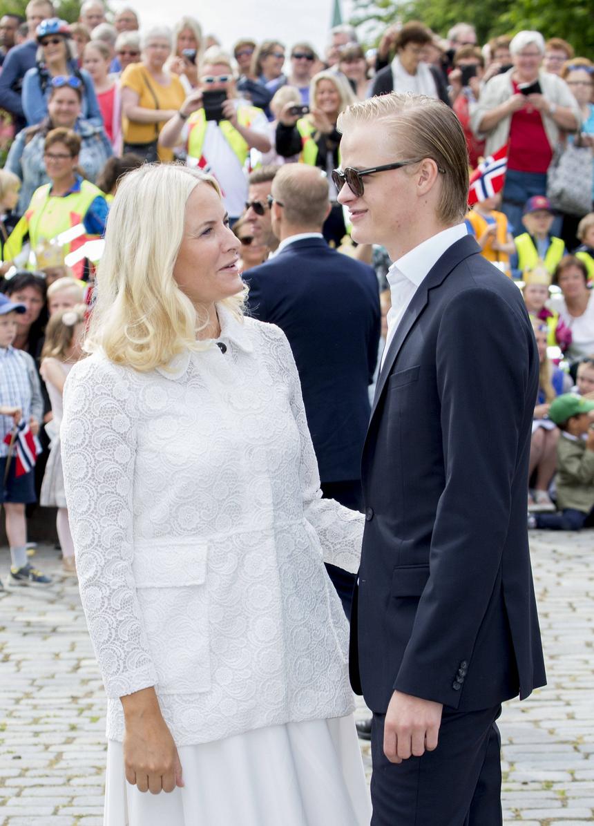 Mette-Marit e o filho Marius Borg Hoiby, enteado do príncipe herdeiro da Noruega