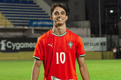 João Rego, criativo do Benfica, exibe prémios de melhor jogador e melhor marcador do Torneio de Toulon/2026 (foto: João Rego/Instagram)