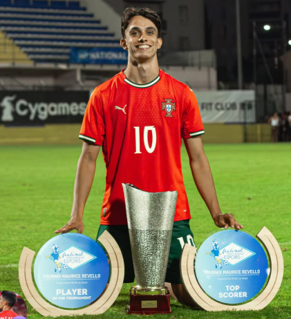 João Rego, criativo do Benfica, exibe prémios de melhor jogador e melhor marcador do Torneio de Toulon/2026 (foto: João Rego/Instagram)