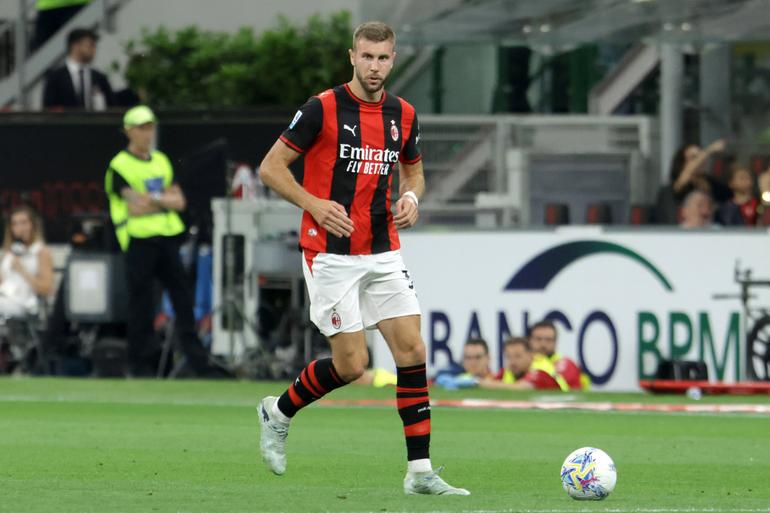 Pavlovic surge como um dos principais beneficiados. O sérvio evoluiu consideravelmente sob o comando de Allegri, ganhando segurança defensiva e instinto ofensivo, e encaixaria bem na defesa a três de Amorim