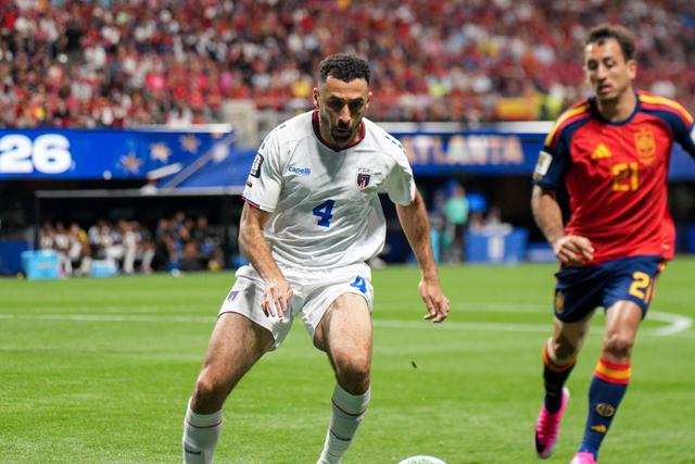 Roberto 'Pico' Lopes em ação frente a Espanha