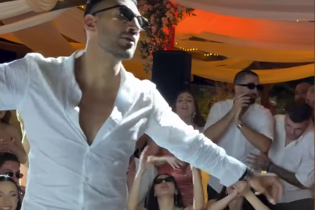 Pavlidis como nunca o viu: avançado do Benfica dá 'show' no próprio casamento