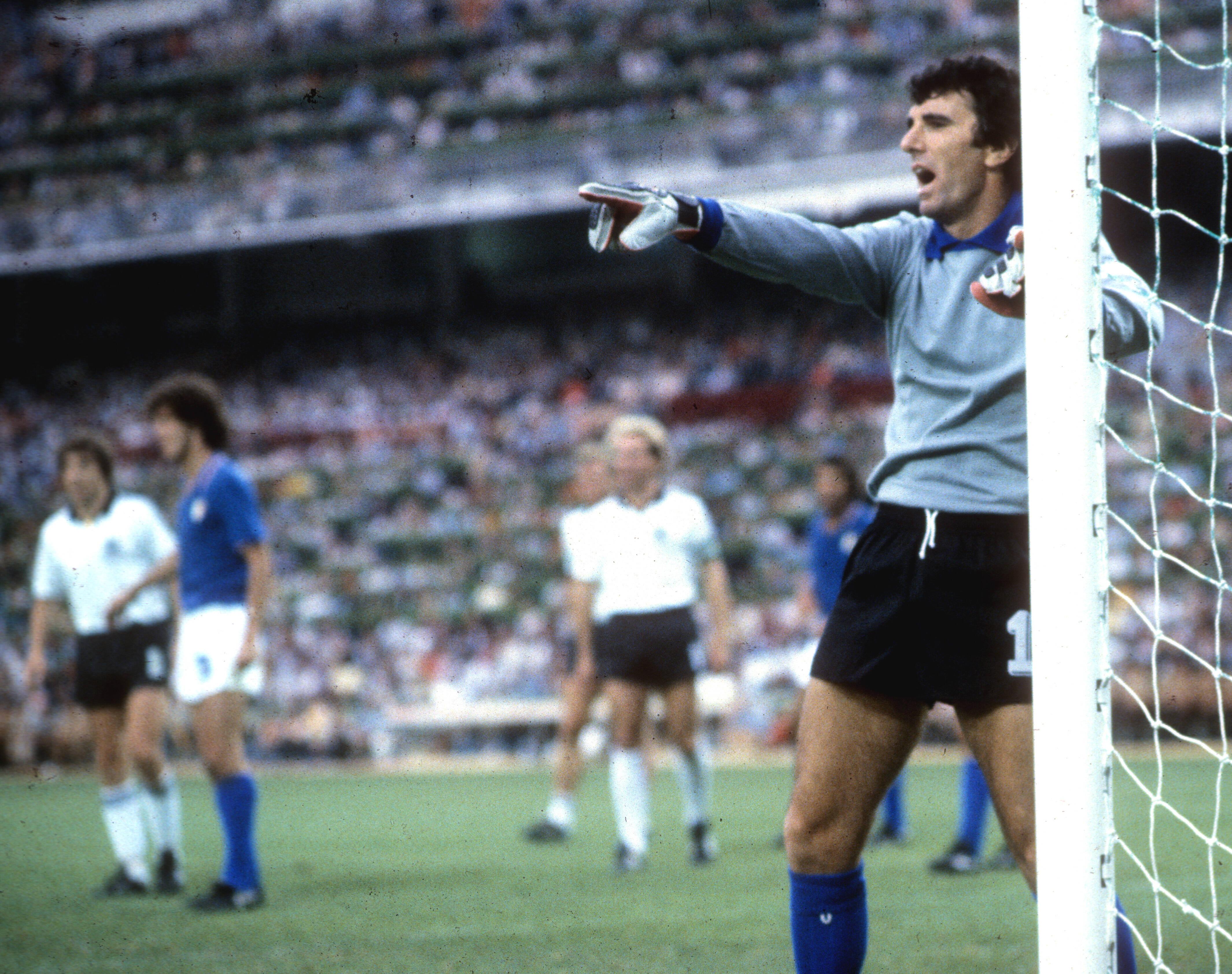 Dino Zoff, Itália, guarda-redes, 40 anos e 133 dias. Mundial 1982, Itália, 3-RFA, 1. Foto IMAGO