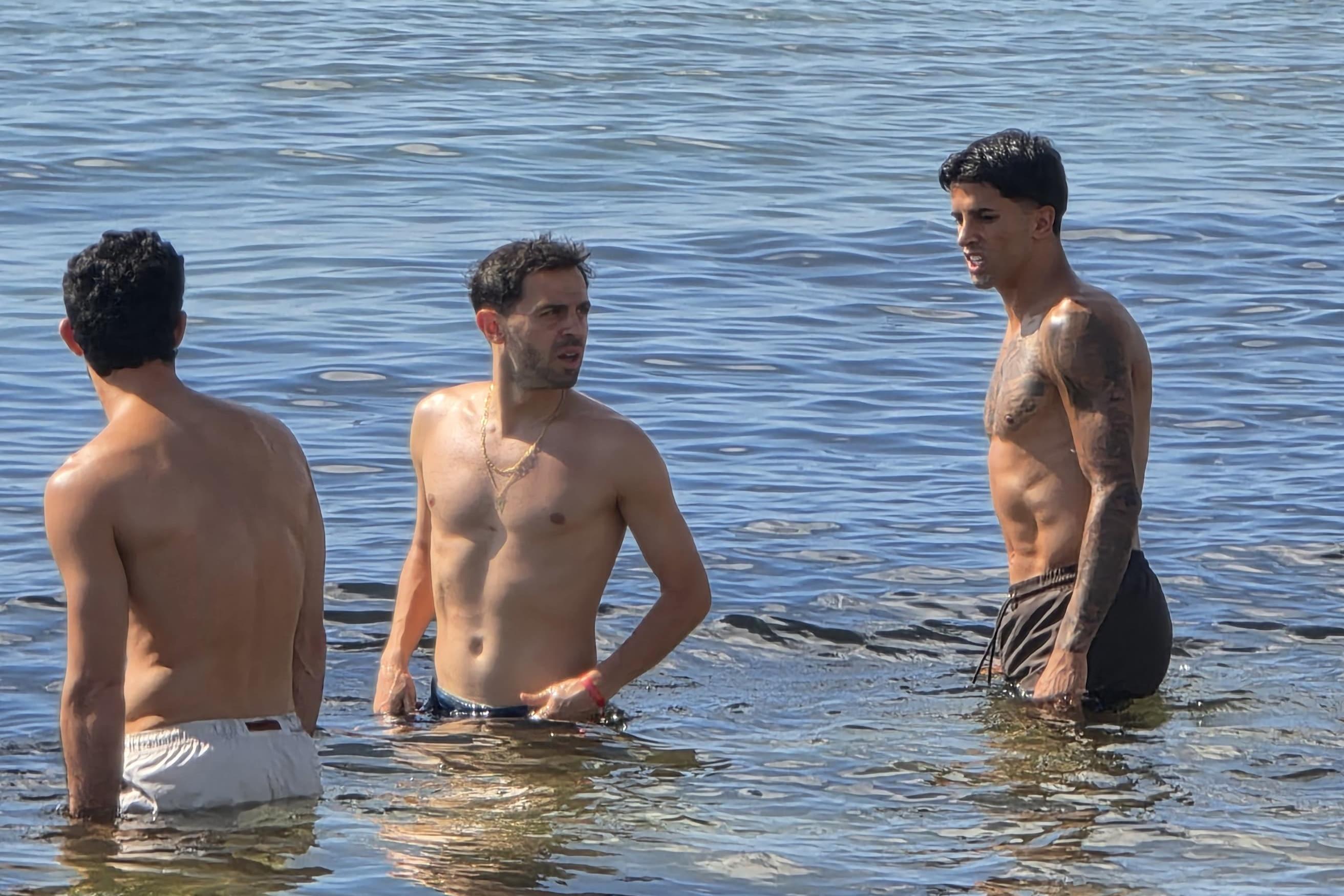 Bernardo Silva e João Cancelo foram a banhos antes da ativação matinal
