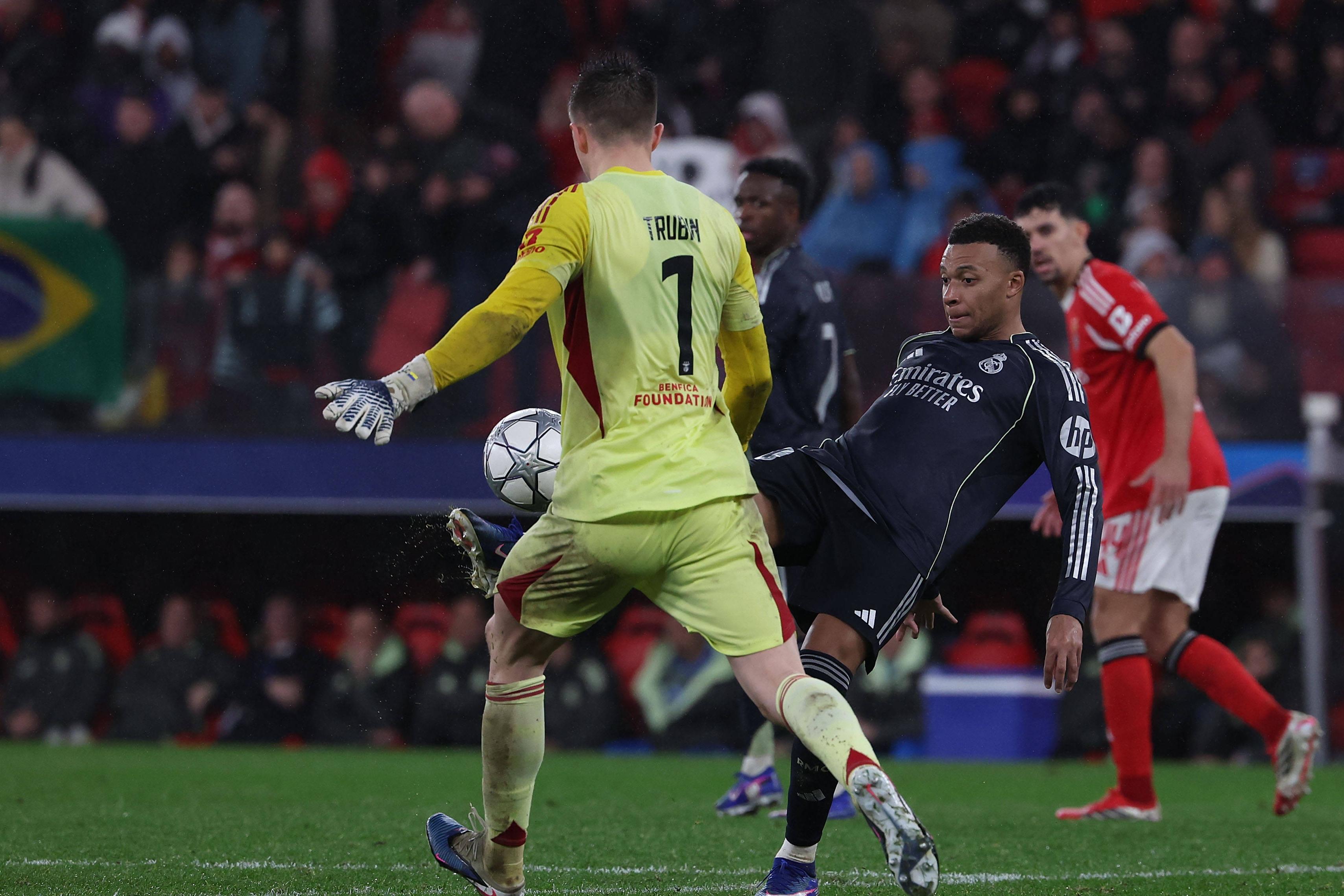 Trubin ameaçado por Mbappé no jogo entre Benfica e Real Madrid no Estádio da Luz — Foto: IMAGO