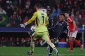 Trubin ameaçado por Mbappé no jogo entre Benfica e Real Madrid no Estádio da Luz — Foto: IMAGO