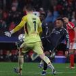 Trubin ameaçado por Mbappé no jogo entre Benfica e Real Madrid no Estádio da Luz — Foto: IMAGO