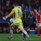 Trubin ameaçado por Mbappé no jogo entre Benfica e Real Madrid no Estádio da Luz — Foto: IMAGO