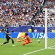 Arábia Saudita-Uruguai: Muslera de herói a vilão e choque em Miami!