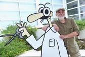 Luís Afonso e o boneco que dá vida a Barba & Cabelo, totalmente inspirado em Humberto Cristo, barbeiro de Aljustrel - Foto: MIGUEL NUNES