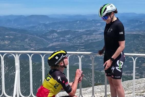 O pedido de casamento de num local único para o ciclismo