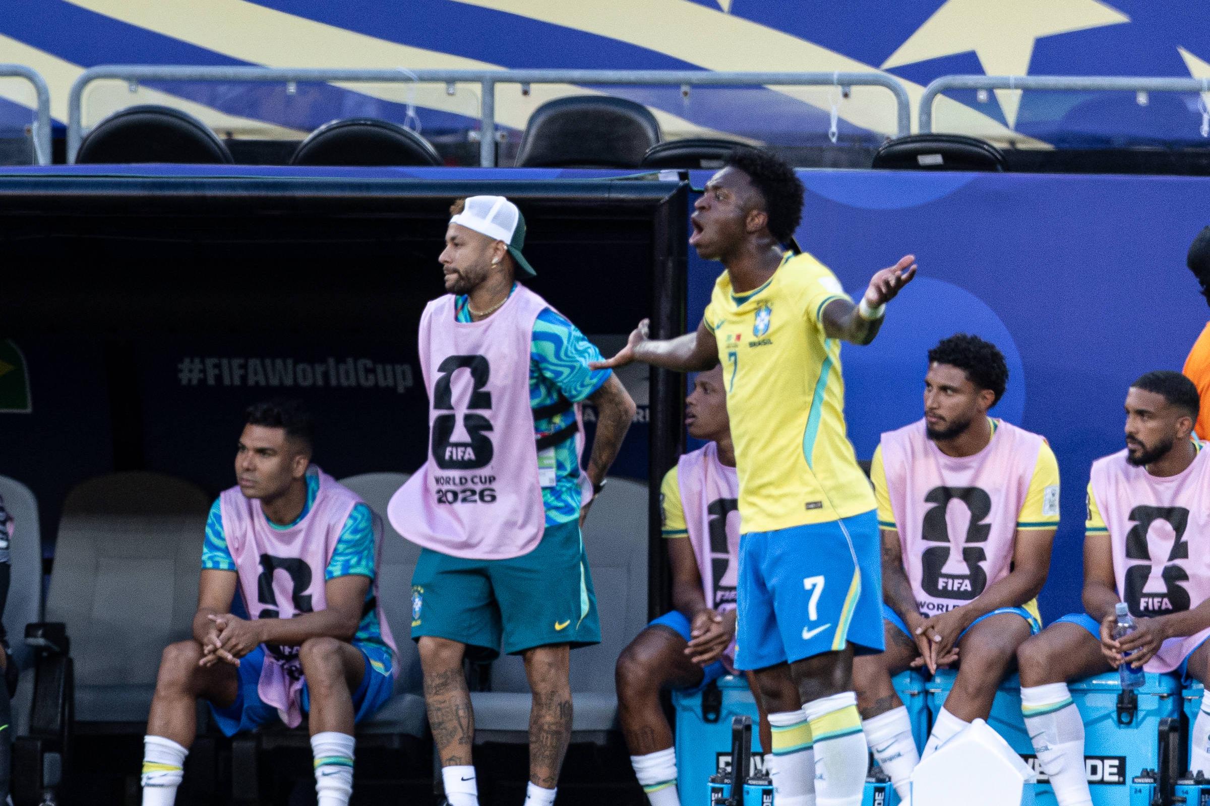 Neymar assistiu ao encontro com Marrocos no banco e o mesmo deve acontecer frente ao Haiti