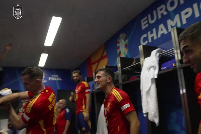 A festa no balneário de Espanha: Espumante, música e muita dança