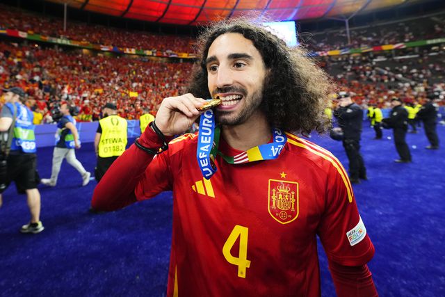 Cucurella deixa recado a Gary Neville: «Fomos até ao fim...»