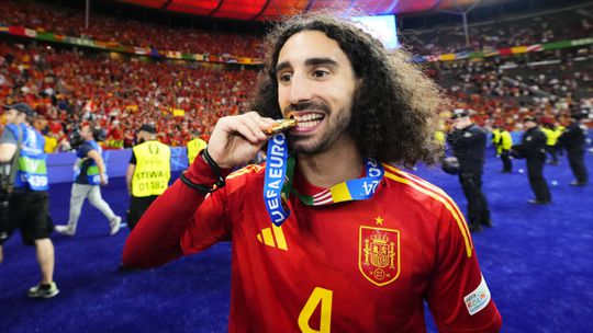 Cucurella deixa recado a Gary Neville: «Fomos até ao fim...»