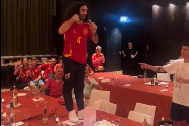 Por esta não esperava: Cucurella em cima de uma mesa a cantar